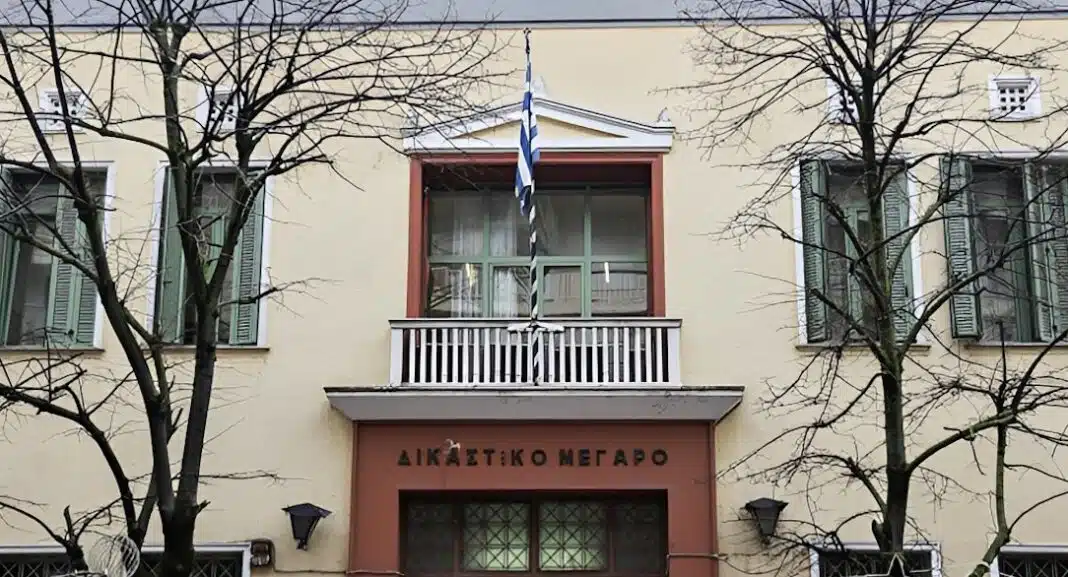 mitera-egkatelipse-sta-dikastiria-to