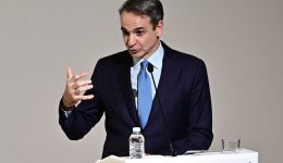 mitsotakis-gia-katotato-mistho-eos