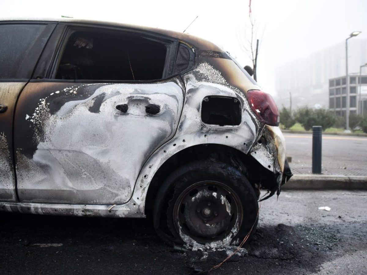 Μολότοφ, κοντάρια και ναρκωτικά βρέθηκαν έξω από το ΑΠΘ μετά τα σοβαρά επεισόδια