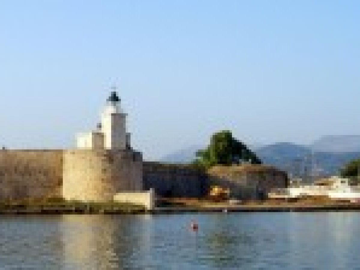 Να ανακληθούν οι θετικές γνωμοδοτήσεις του ΓΕΝ για παραχώρηση ακινήτου εντός της ζώνης ασφαλείας του φάρου Λευκάδας σε ιδιώτη (VIDEO)