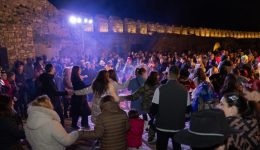 nafpaktos-plithos-kosmou-to-triimero