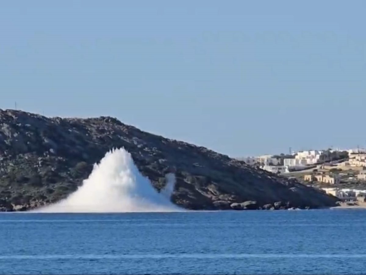 Νάξος: Ελεγχόμενη έκρηξη νάρκης στη θάλασσα – Δείτε το βίντεο