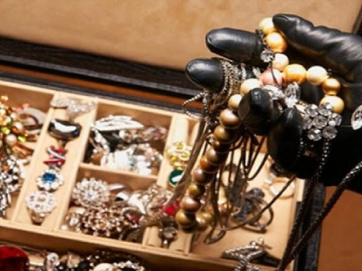 Νέα απάτη με “λογιστή”: Για να πάρει το επίδομα έπρεπε να κάνει … απογραφή στα κοσμήματά της!