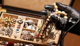 nea-apati-me-logisti-gia-1