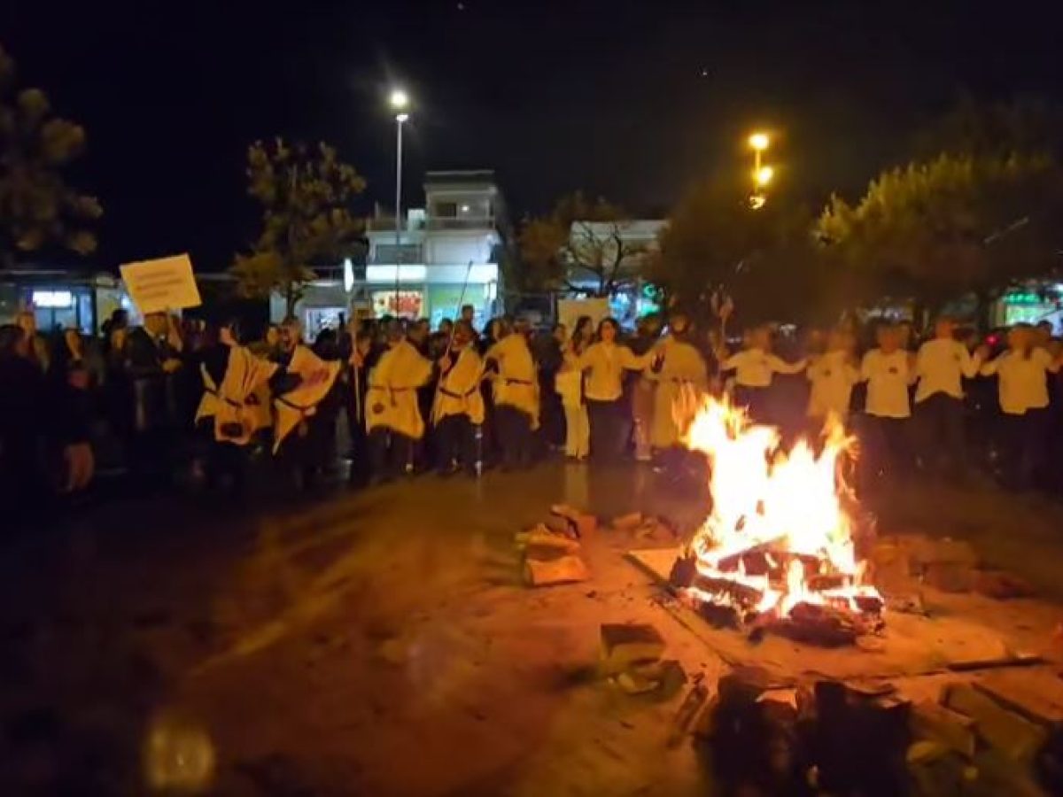 Νέα Μάκρη: Χορός γύρω από τη φωτιά και πολύ κέφι στην 1η Αποκριάτικη Γιορτή του Εμπορικού Συλλόγου