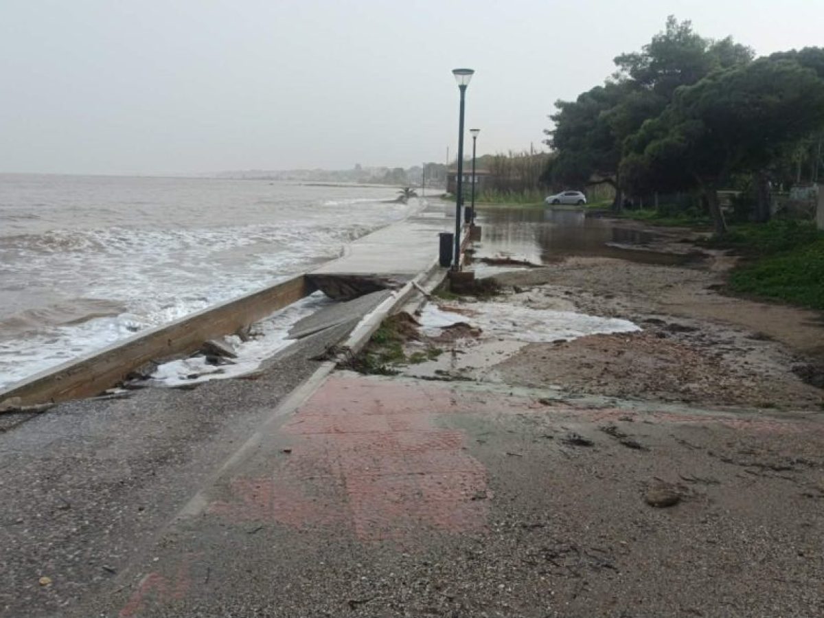 Νέα Μάκρη: Υποχώρησε ο δρόμος μετά την Αύρα στον παραλιακό πεζόδρομο