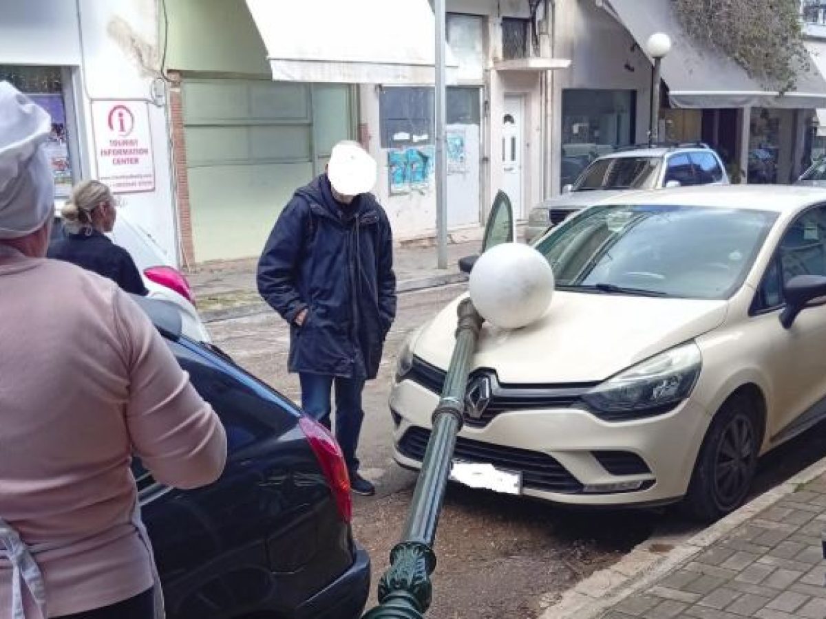 Νέα Μάκρη: Κολώνα φωτισμού προσγειώθηκε πάνω σε αυτοκίνητο στην Βενιζέλου – Κινδύνεψε περαστικός