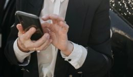 nea-megali-apati-me-SMS