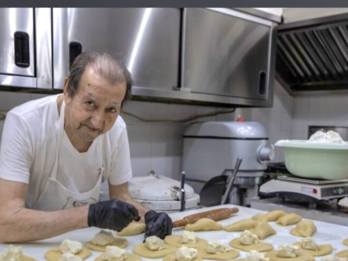 Νέα Σμύρνη: Οι τυρόπιτες έχασαν τον μάστορά τους – Πέθανε ο φημισμένος τυροπιτάς Νίκος Κώστογλου