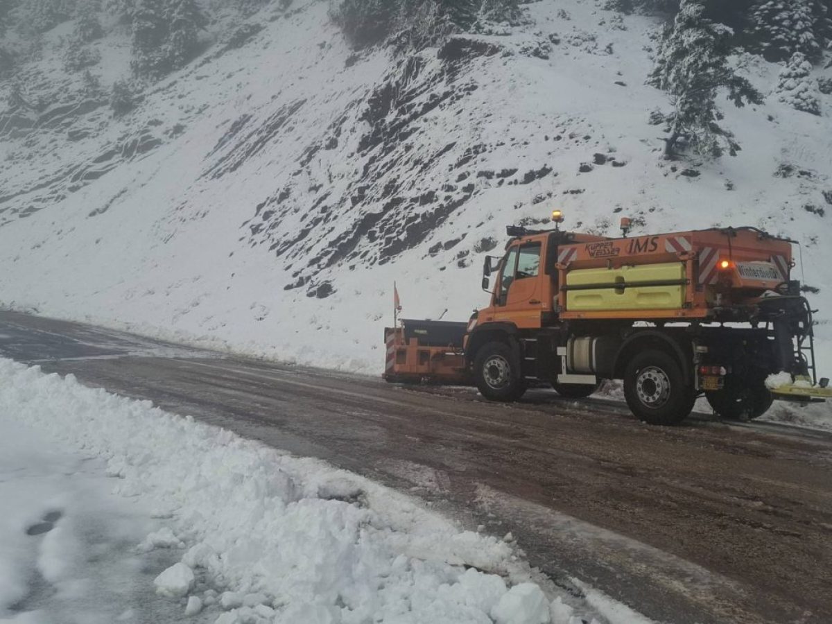 Νέες καταπτώσεις στην Αιτωλοακαρνανία –  Συνεχίζει τους αποχιονισμούς η Περιφέρεια