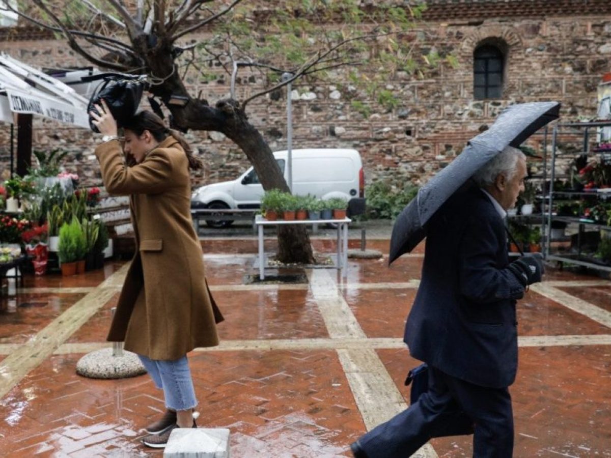 Νεφώσεις και κατά τόπους βροχές και καταιγίδες αύριο Τρίτη στη Θεσσαλία