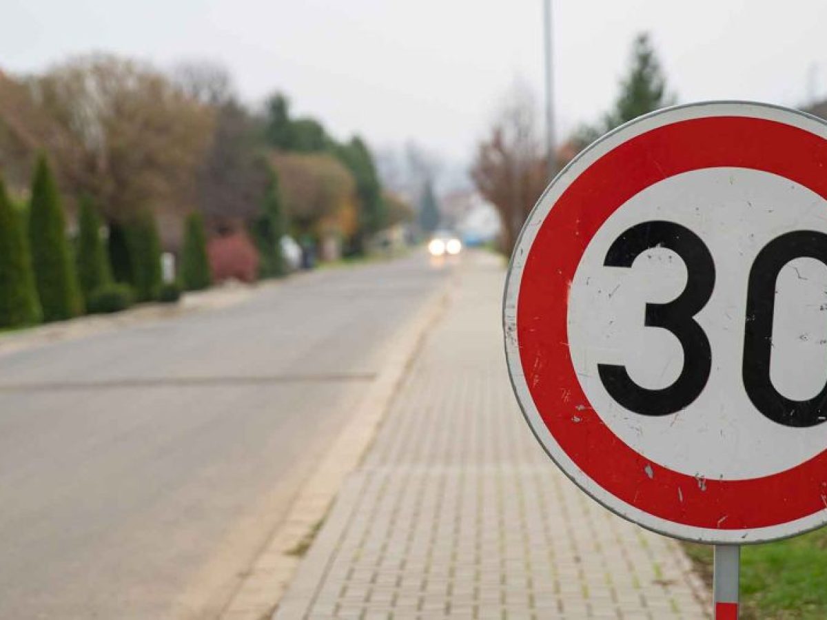 Νέος ΚΟΚ: Το όριο ταχύτητας στις κατοικημένες περιοχές μειώνεται στα 30 χλμ/ώρα