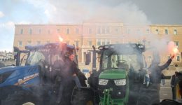 nikea-i-agrotes-katevenoun-sto