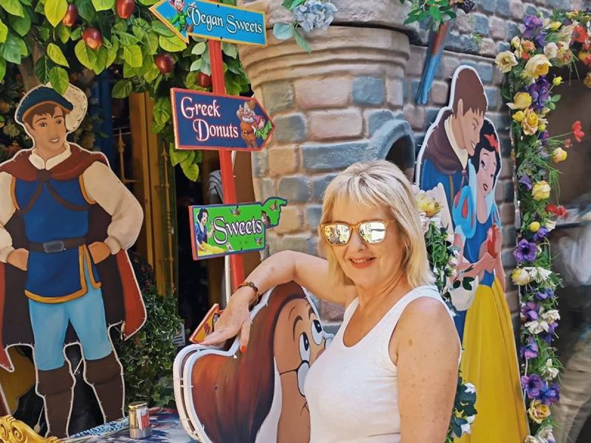 Νίκη Πρατσινάκη: Το Καρλόβασι φοράει τα αποκριάτικά του και μπαίνει σε ρυθμούς καρναβαλιού