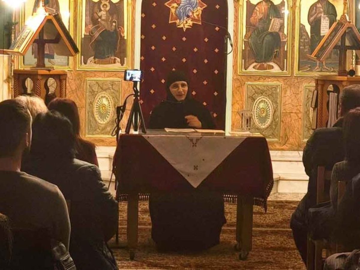 &laquo;&Omicron; Ά&gamma;&iota;&omicron;&sigmaf; &Pi;&alpha;ΐ&sigma;&iota;&omicron;&sigmaf; &kappa;&alpha;&iota; &eta; &omicron;&iota;&kappa;&omicron;&gamma;&epsilon;&nu;&epsilon;&iota;&alpha;&kappa;ή &zeta;&omega;ή&raquo;: &Eta; &Gamma;&epsilon;&rho;ό&nu;&tau;&iota;&sigma;&sigma;&alpha; &Phi;&iota;&lambda;&omicron;&theta;έ&eta; &sigma;&tau;&omicron; &Mu;&epsilon;&nu;ί&delta;&iota; &Alpha;&mu;&phi;&iota;&lambda;&omicron;&chi;ί&alpha;&sigmaf; (video)