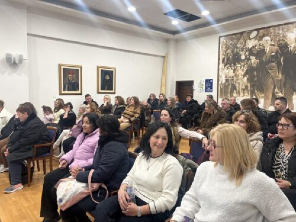 Ο Δήμος Γρεβενών έκοψε την πρωτοχρονιάτικη πίτα των εργαζομένων