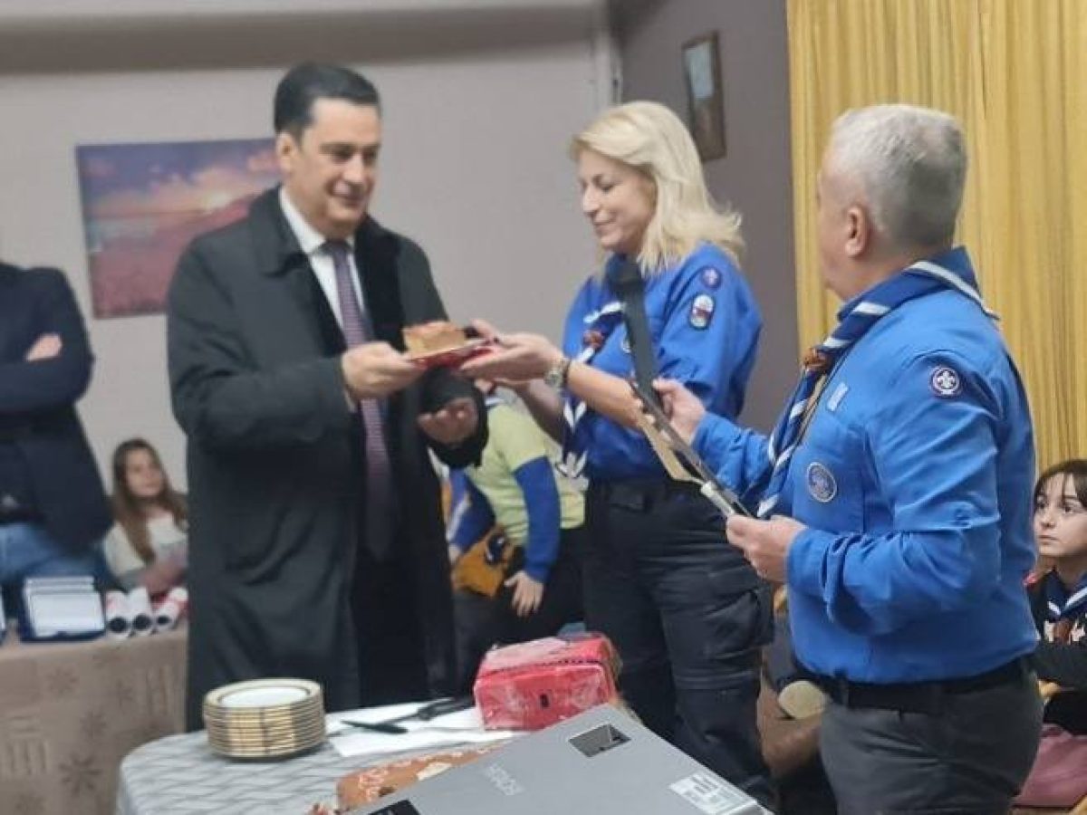 Ο Γιώργος Παπαναστασίου κατενθουσιασμένος στην κοπή πίτας του 1ου Συστήματος Προσκόπων Αγρινίου