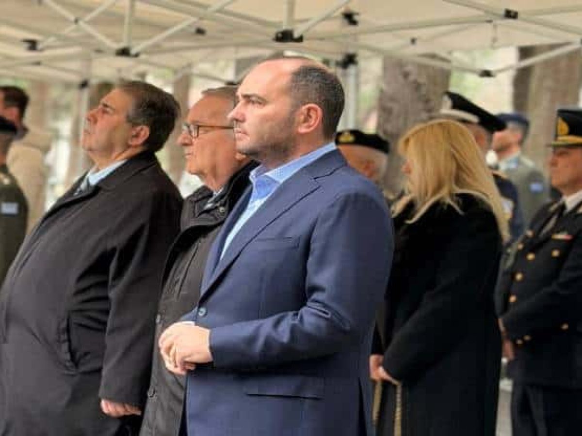 Ο Λάκης Βασιλειάδης στα Στρατιωτικά Νεκροταφεία Έδεσσας