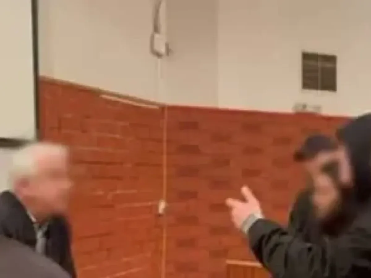 Ο Λαμιώτης καθηγητής Κώστας Υφαντής, κατήγγειλε εισβολή μελών του Ρουβίκωνα σε αμφιθέατρο της Παντείου