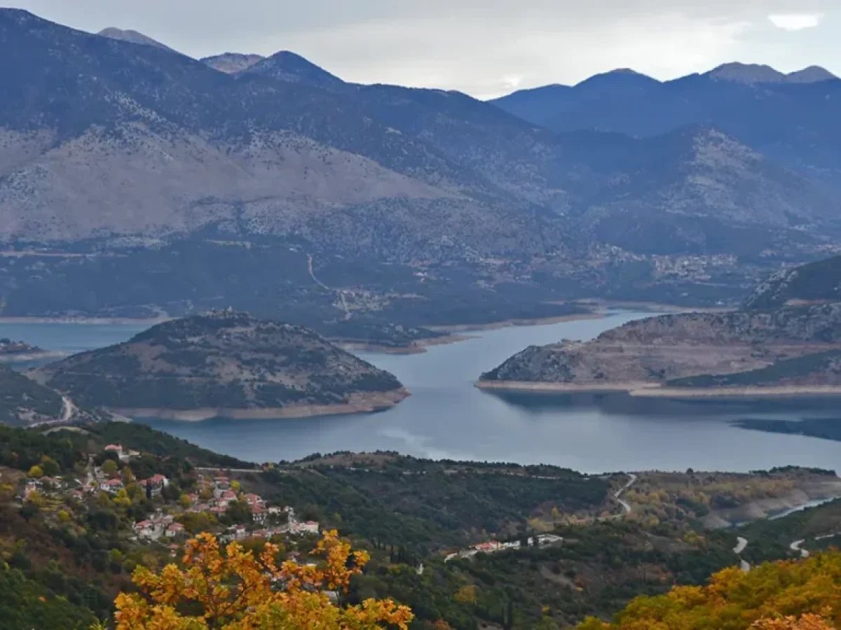 Ο Μόρνος γεμίζει: Θεαματική άνοδος της στάθμης μετά τις βροχές