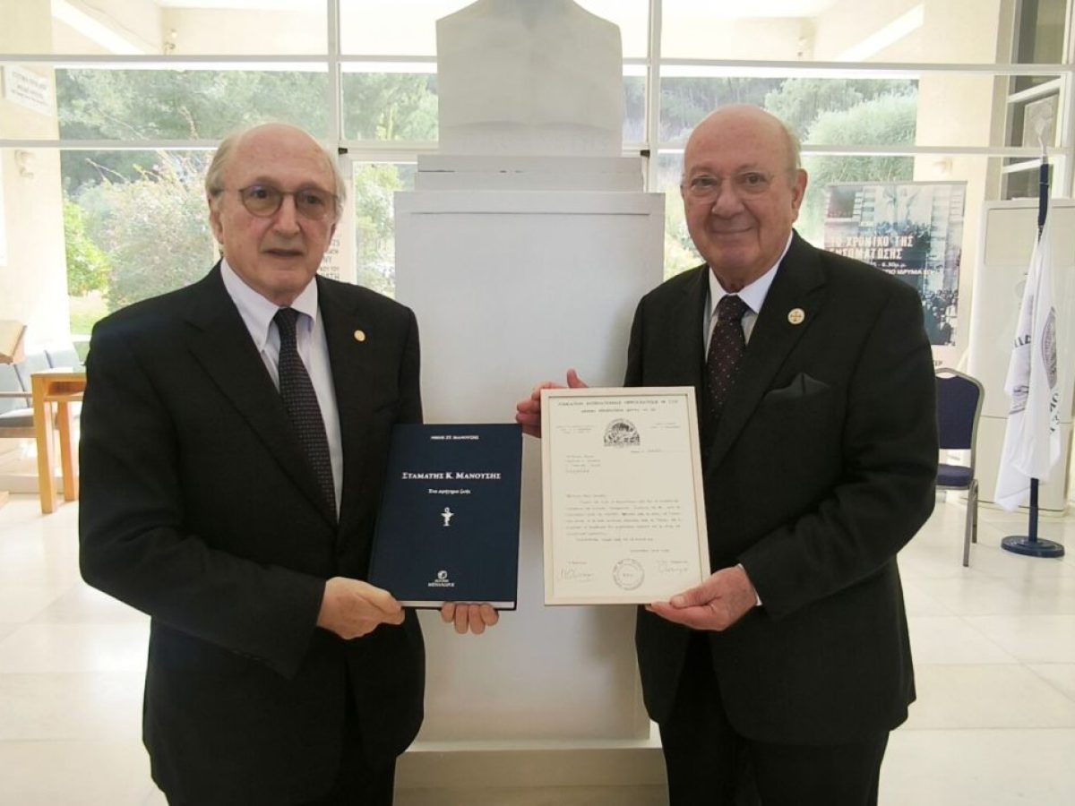 Ο Νίκος Μανούσης παρέδωσε στον Πρόεδρο του Διεθνούς Ιπποκρατείου Ιδρύματος Κω ένα βραβευμένο πόνημα και ένα σπάνιο τεκμήριο