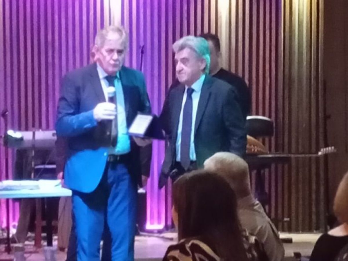 Ο Θανάσης Σβάνας μεταξύ των βραβευθέντων στη κοπή πίτας του Συλλόγου Αλουμινοκατασκευαστών