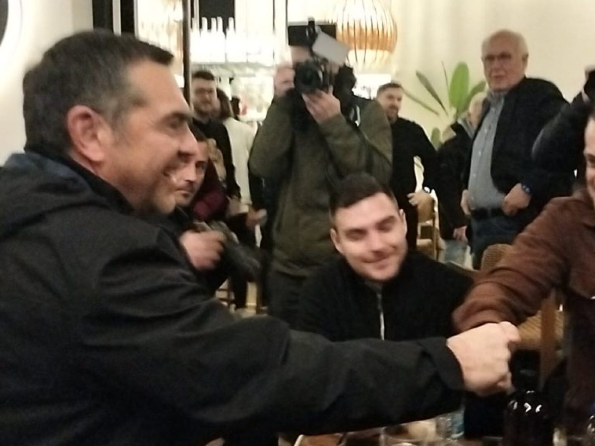 Ο Αλέξης Τσίπρας στη Λάρισα – Σε κεντρικό καφέ με υποστηρικτές του (ΦΩΤΟ)