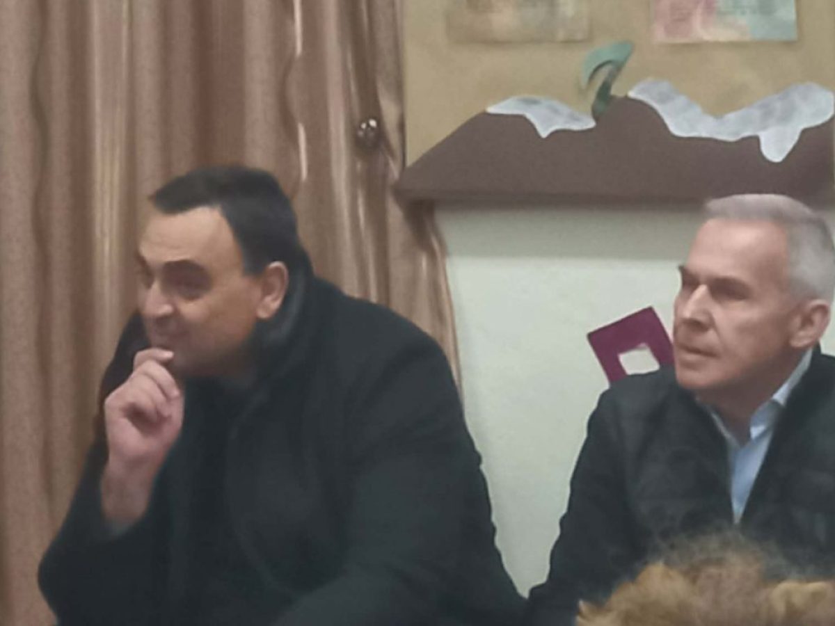 Ο Αντιπεριφερειάρχης Λακωνίας Θεόδωρος Βερούτης παρευρέθηκε την Δευτέρα 2 Φεβρουαρίου στην εκδήλωση που διοργάνωσε το 6/Θ Δημοτικό Σχολείο Αμυκλών, στο πρώην Κοινοτικό Γραφείο Αμυκλών, κατόπιν πρόσκλησης της σχολικής κοινότητας.  Κατά τη διάρκεια της εκδήλωσης πραγματοποιήθηκε ιδιαίτερα ενδιαφέρουσα συζήτηση με θέμα την αρχαιοκαπηλία, αναδεικνύοντας τη σημασία της προστασίας της πολιτιστικής μας κληρονομιάς, ενώ παρουσιάστηκαν εκπαιδευτικές δράσεις που υλοποιούνται τόσο στο Δημοτικό Σχολείο Αμυκλών όσο και στον αρχαιολογικό χώρο των Αμυκλών.  Η εκδήλωση συνδιοργανώθηκε από το Ερευνητικό Πρόγραμμα Αμυκλών, την Εφορεία Αρχαιοτήτων Λακωνίας, τους Φίλους του Αμυκλαίου και τη Δημοτική Κοινότητα Αμυκλών, αποδεικνύοντας τη δύναμη της συνεργασίας μεταξύ εκπαιδευτικών, επιστημονικών και τοπικών φορέων.  Ιδιαίτερη εντύπωση προκάλεσαν οι παρουσιάσεις των μαθητών και μαθητριών, οι οποίοι μέσα από βιωματικές δραστηριότητες παρουσίασαν το εκπαιδευτικό πρόγραμμα «Τα συναισθήματα των Υακινθίων», το οποίο υλοποιήθηκε σε συνεργασία με το Ερευνητικό Πρόγραμμα Αμυκλών, καθώς και δράσεις που εντάσσονται στα Πολιτιστικά Προγράμματα και στα προγράμματα του Ενεργού Πολίτη, εμπνευσμένα από την ιστορία και την πολιτιστική κληρονομιά των Αμυκλών.  Ο Αντιπεριφερειάρχης Λακωνίας συνεχάρη τους μαθητές, τους εκπαιδευτικούς και όλους τους εμπλεκόμενους φορείς για το αξιόλογο έργο τους, τονίζοντας τη σημασία της καλλιέργειας της ιστορικής συνείδησης και της ενεργής συμμετοχής των νέων στη διαφύλαξη της πολιτιστικής μας ταυτότητας.  Σε δήλωση του ανέφερε :  «Οι μαθητές και οι μαθήτριες μας έστειλαν σήμερα ένα ισχυρό μήνυμα. Ότι η ιστορία δεν ανήκει στο παρελθόν, αλλά ζει μέσα από τη συμμετοχή, το συναίσθημα και τη δημιουργικότητα των νέων. Η ενημέρωση και η ευαισθητοποίηση των παιδιών γύρω από το φαινόμενο της αρχαιοκαπηλίας είναι ουσιαστικό βήμα για την προστασία της πολιτιστικής μας κληρονομιάς. Η γνώση και η συνείδηση ξεκινούν από την εκπαίδευση. Η σημερινή εκδήλωση αποδεικνύει ότι το σχολείο μπορεί να αποτελέσει ζωντανό κύτταρο πολιτισμού και παιδείας.  Συγχαρητήρια στους μαθητές, στους εκπαιδευτικούς και σε όλους τους φορείς που συνεργάστηκαν για την ανάδειξη της ιστορίας και της πολιτιστικής κληρονομιάς των Αμυκλών. Η αγαστή συνεργασία του σχολείου με το Ερευνητικό Πρόγραμμα Αμυκλών, την Εφορεία Αρχαιοτήτων Λακωνίας και τους τοπικούς φορείς αποτελεί πρότυπο και δείχνει τον δρόμο για αντίστοιχες δράσεις σε όλη τη Λακωνία».