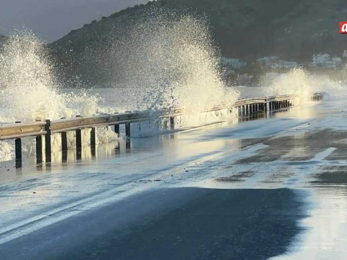 Οδηγοί προσοχή! Κύματα και βότσαλα στην παραλιακή Μύλων-Νέας Κίου