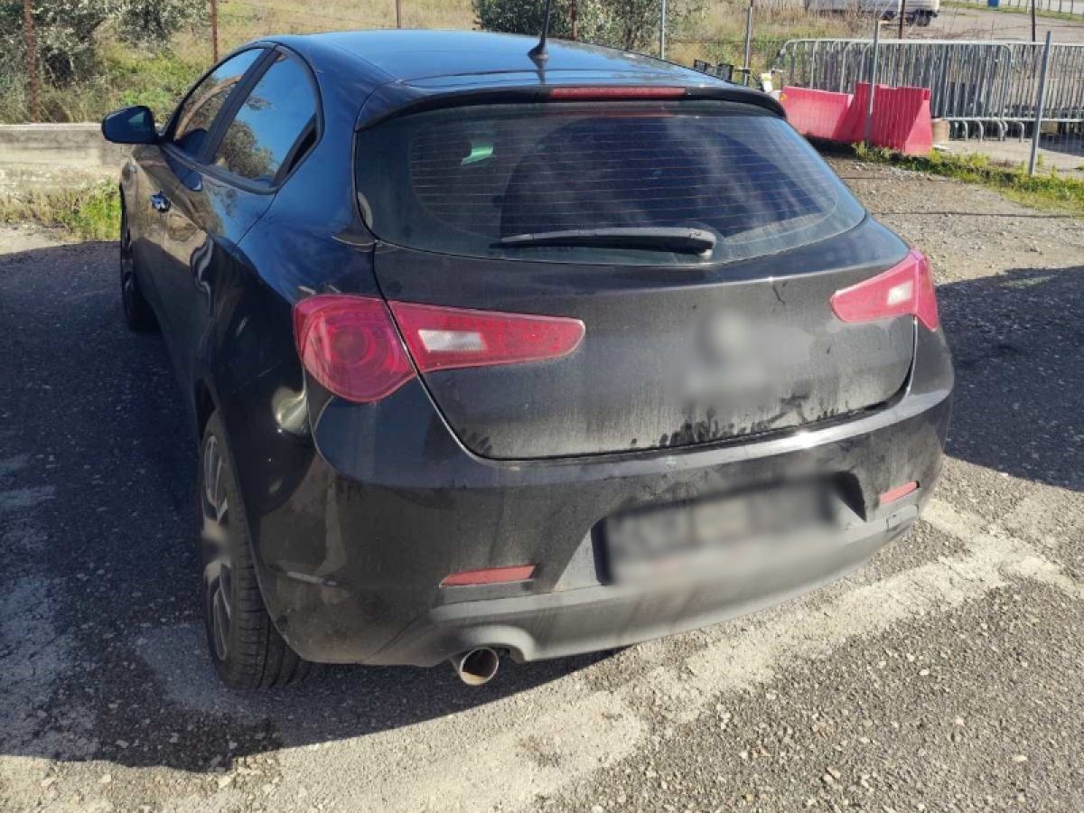 Οδηγούσε κλεμμένο αυτοκίνητο, με πλαστές πινακίδες κυκλοφορίας