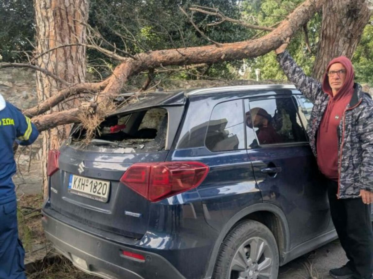 Οδός Επιχάρμου: Από «θαύμα» δεν υπήρξαν θύματα – Κλαδί «ισοπέδωσε» ΙΧ