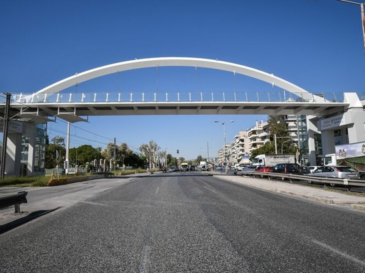 Ολιγόλεπτη διακοπή κυκλοφορίας στον Β.Ο.Α.Κ. για εργασίες τοποθέτησης πεζογέφυρας