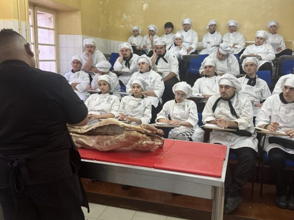 Ολοκληρώθηκε εξειδικευμένο εργαστήριο τεχνικών τεμαχισμού κρεάτων για τους Β΄ ετείς σπουδαστές της ειδικότητας Τεχνικός Μαγειρικής Τέχνης