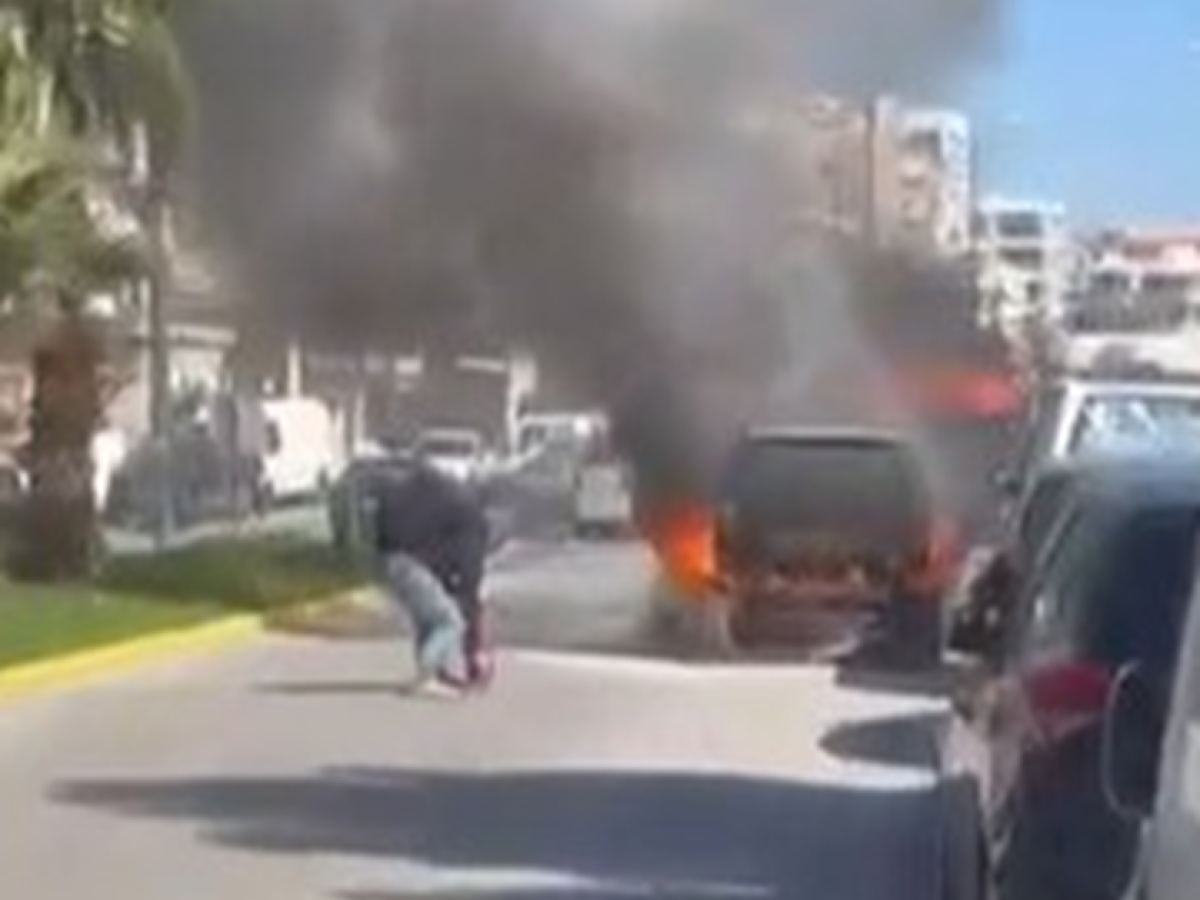 Ολοσχερής καταστροφή οχήματος από πυρκαγιά στον Άλιμο