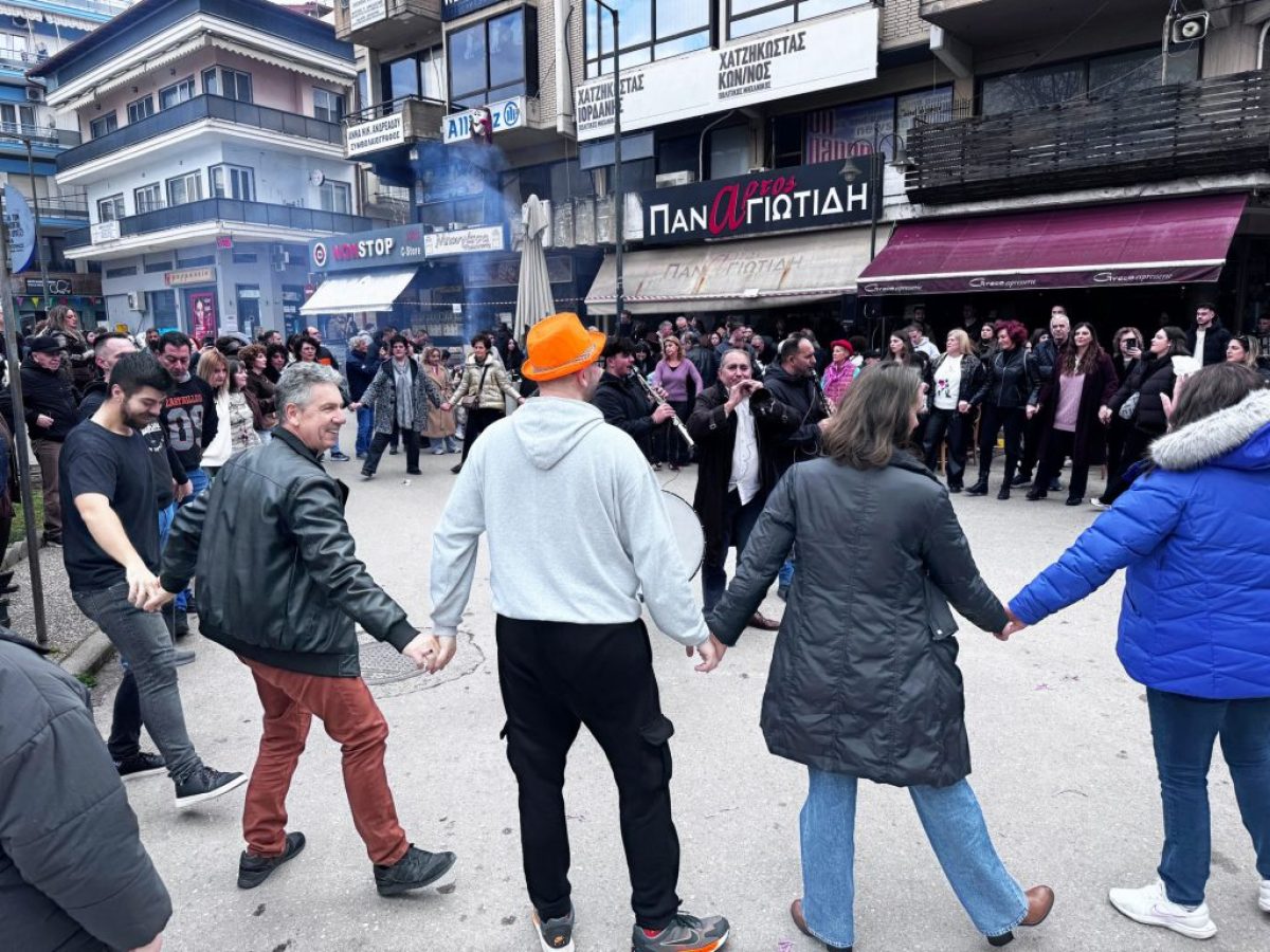 Ωραίο παραδοσιακό γλέντι στο κέντρο της Νάουσας – Βίντεο