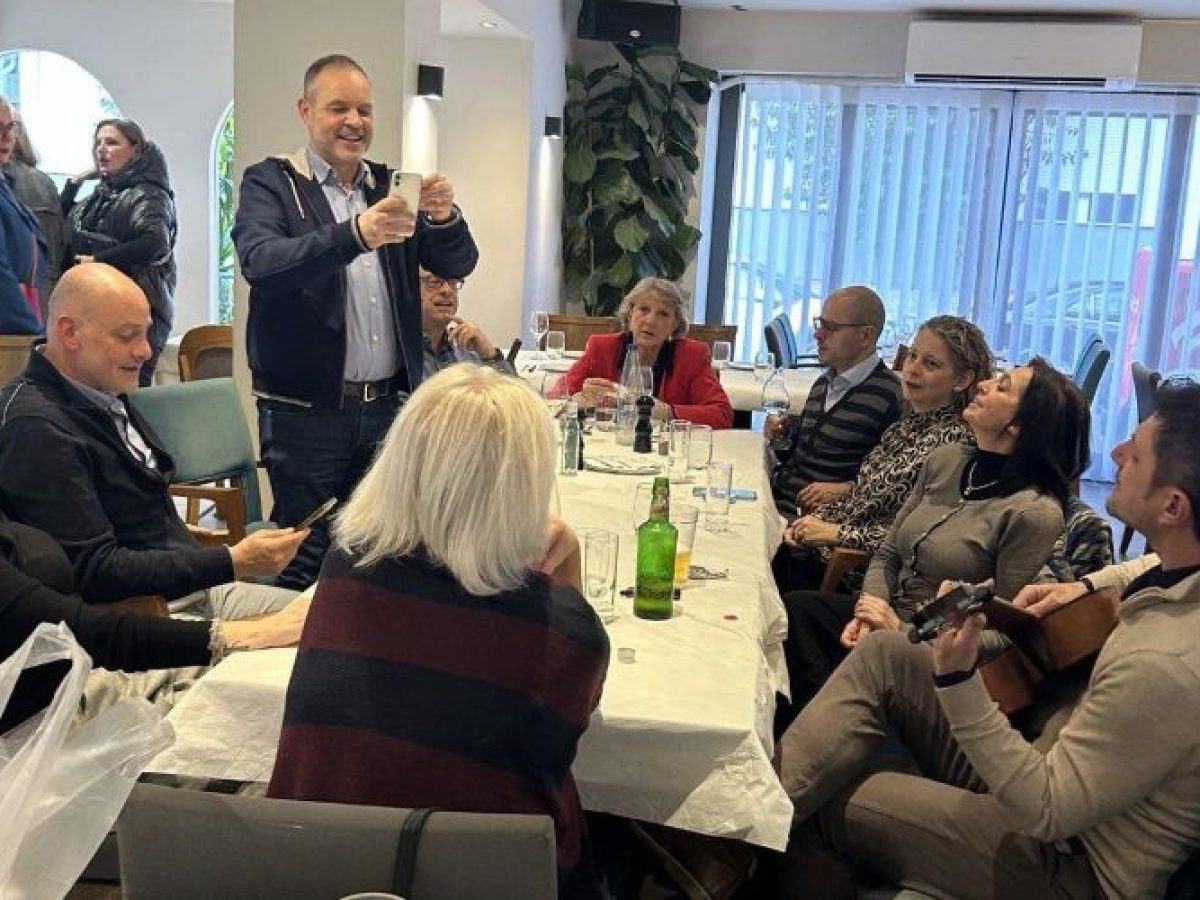 Όταν οι δικηγόροι αφήνουν (για λίγο) τις δικαστικές αίθουσες και γίνονται μια παρέα τραγουδώντας