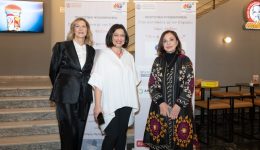 otan-i-efcharis-sinantise-ti