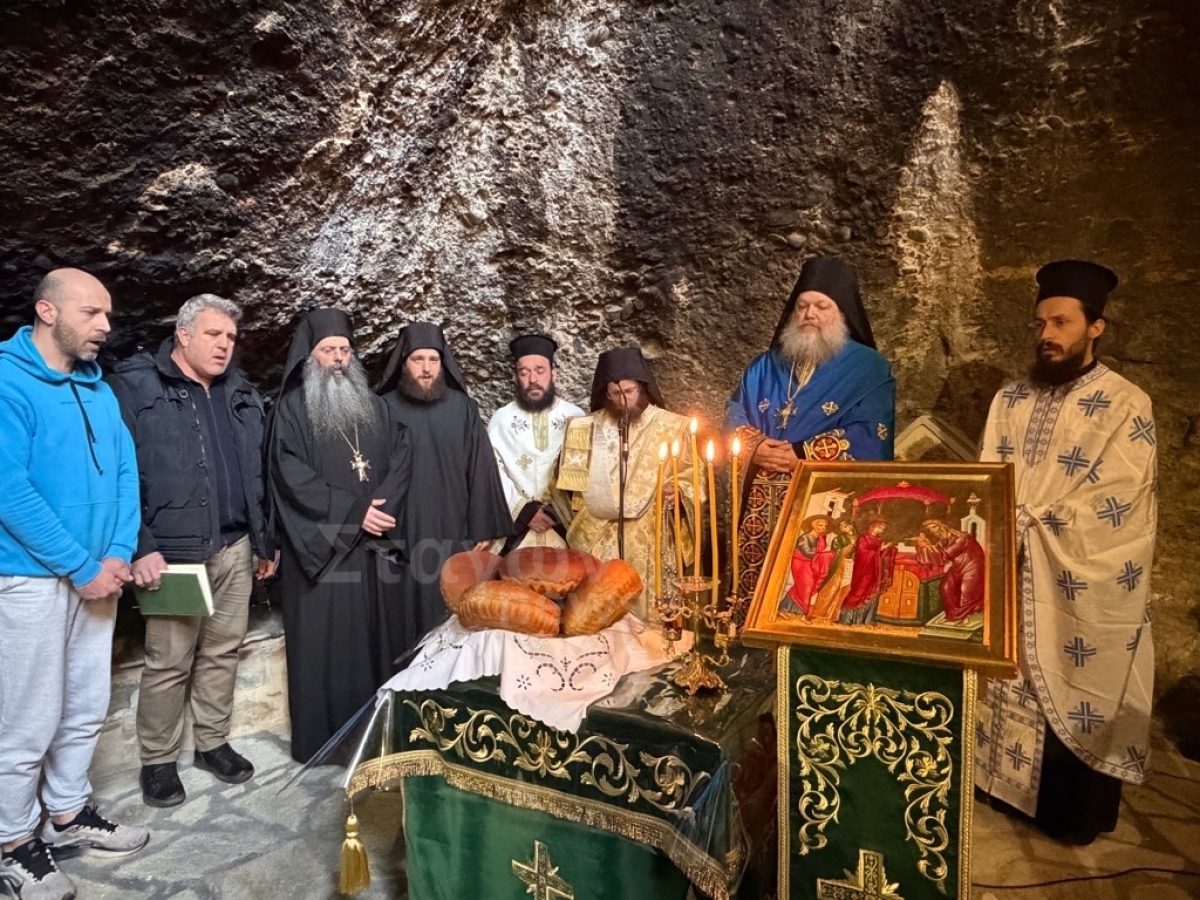 Πανηγυρίζει η Ιερά μονή Υπαπαντής Αγίων Μετεώρων – Πλήθος προσκυνητών στον Μέγα Εσπερινό
