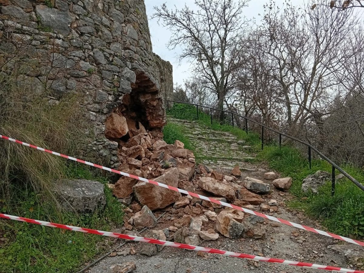 Παραβόλα Αγρινίου: Kατολίσθηση στον αρχαιολογικό χώρο – Κλειστό το Κοιμητήριο (video-φωτο)