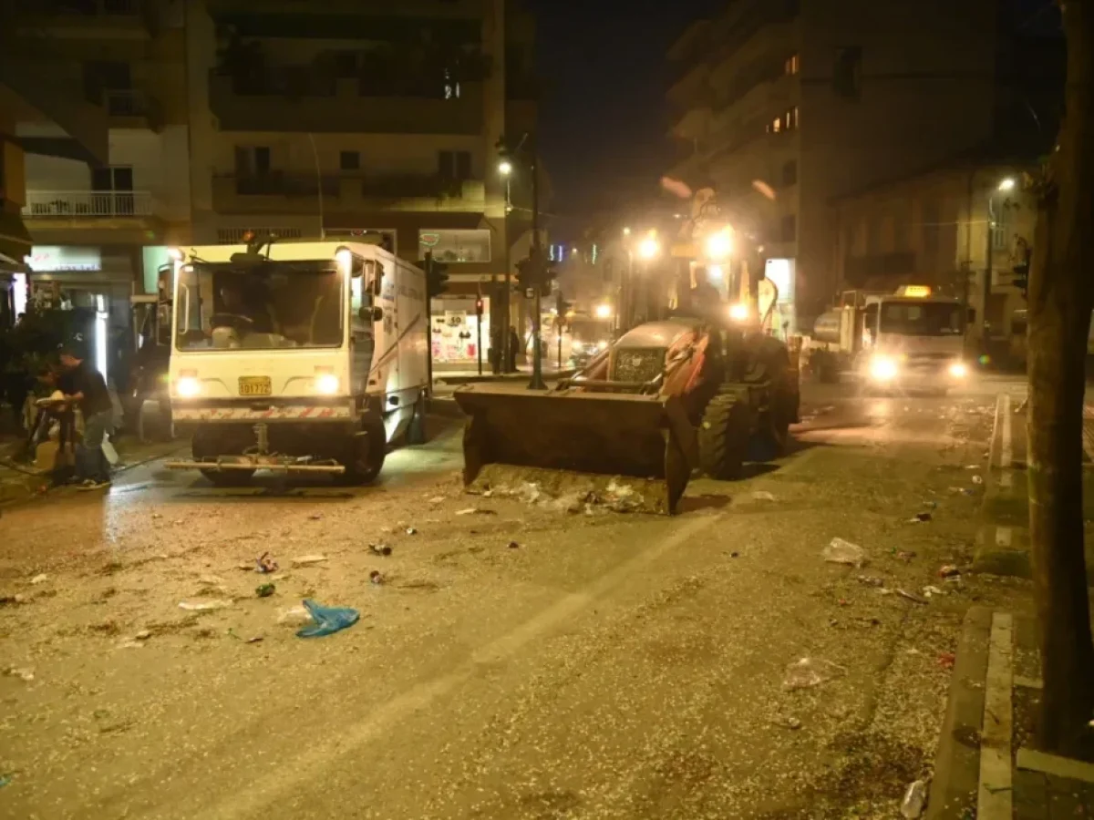 Πάτρα: Επιχείρηση καθαρισμού της πόλης μετά τη Μεγάλη Παρέλαση ΦΩΤΟ