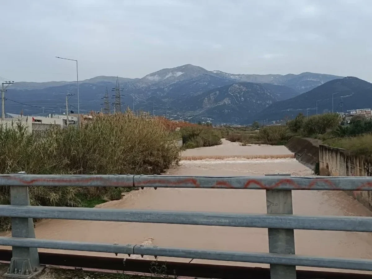 Πάτρα: «Φούσκωσε» ο ποταμός Γλαύκος, σε επιφυλακή η Περιφέρεια
