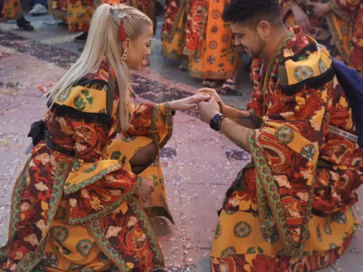 Πάτρα: Ρομαντική πρόταση γάμου με φόντο το Καρναβάλι μπροστά από το Θέατρο «Απόλλων»