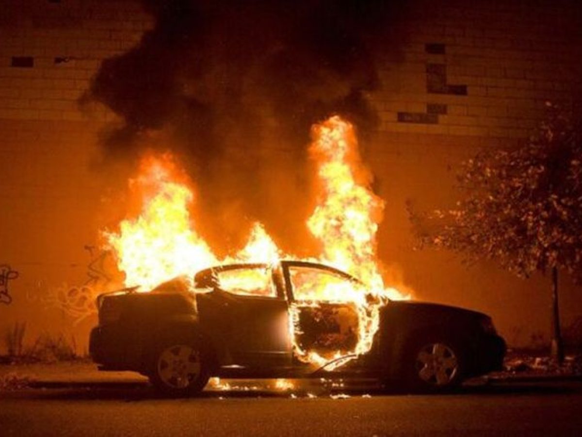 Πατρα: Στις φλογες δυο ΙΧ στην Οβρυα