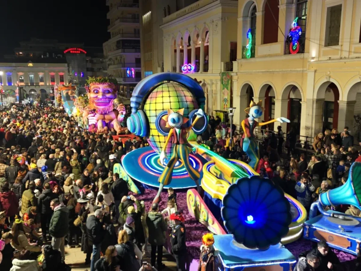 Πατρινό Καρναβάλι 2026: Η μεγάλη νυχτερινή ποδαράτη παρέλαση, ΒΙΝΤΕΟ