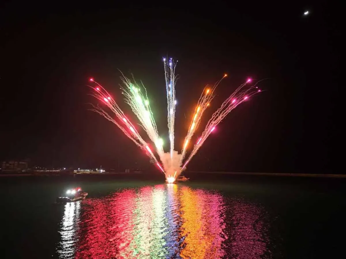 Πατρινό Καρναβάλι 2026: Στην πυρά ο Βασιλιάς Καρνάβαλος, ξέφρενο πάρτι στην Αγίου Νικολάου ΦΩΤΟ