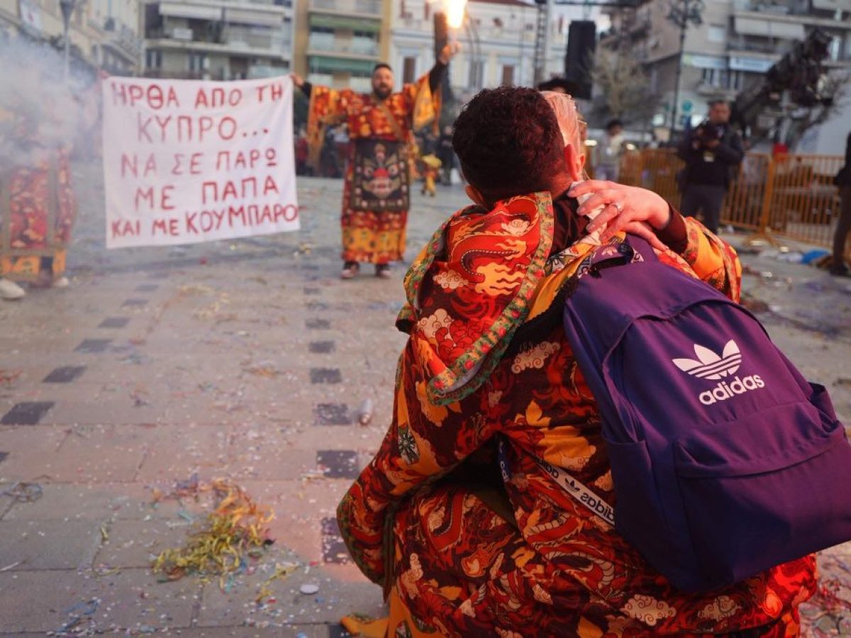 Πατρινό Καρναβάλι:Πρόταση Γάμου – Γονάτισε μπροστά σε ολους και κείνη είπε το«Ναι»