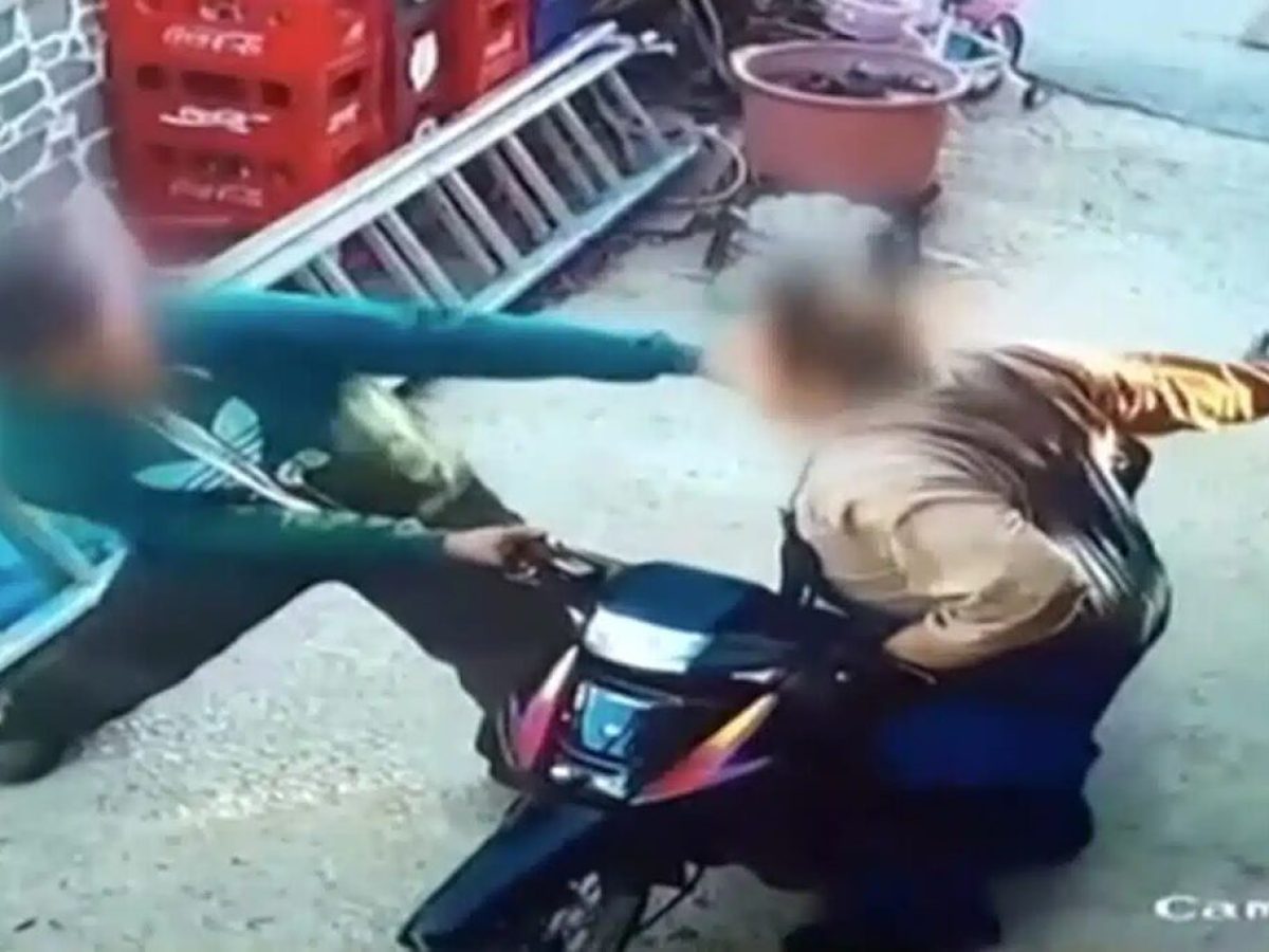 Πατροκτονία στη Λέρο: Βίντεο – ντοκουμέντο από τη στιγμή που ο 50χρονος επιτίθεται στον γιο του για να τον χτυπήσει