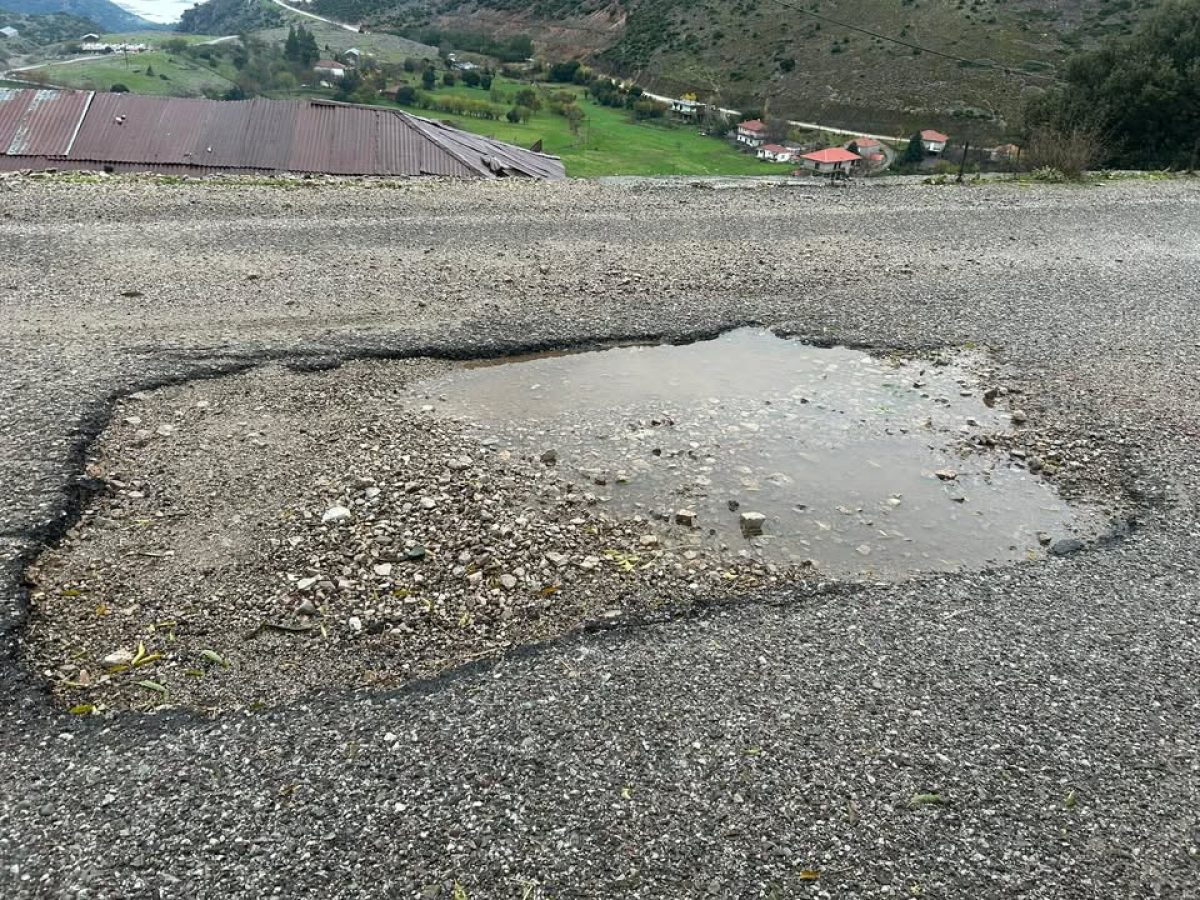 Περδικάκι Βάλτου: «Φωνές» για τις λακκούβες σε δρόμους του χωριού (φωτο)