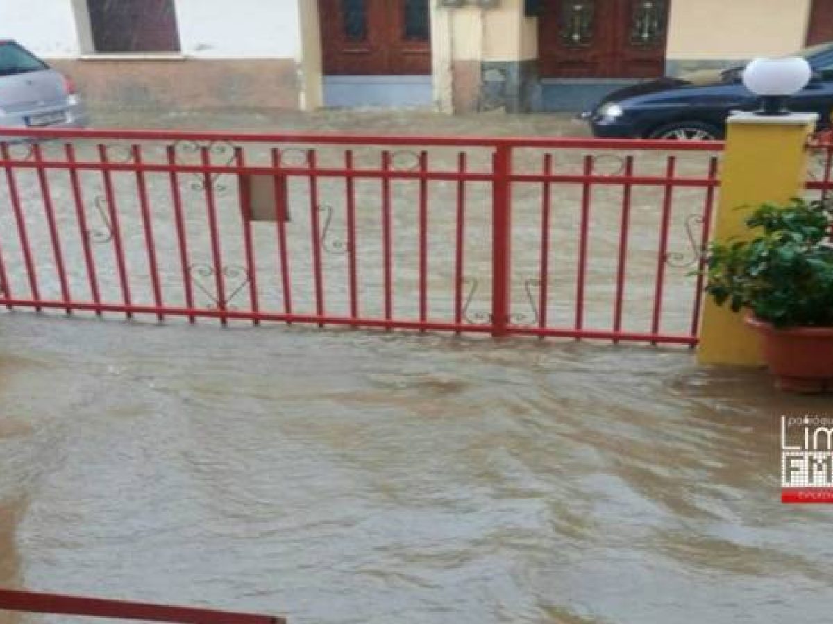 Πλημμύρισαν σπίτια στη Μύρινα | Στην «μάχη» η Πυροσβεστική