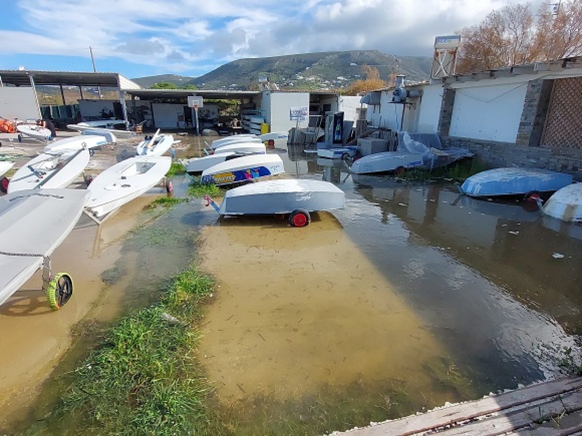 Πλημμύρισε ο Ναυτικός Όμιλος Πάρου από τους ισχυρούς νοτιάδες στην Παροικία (video+φώτος)